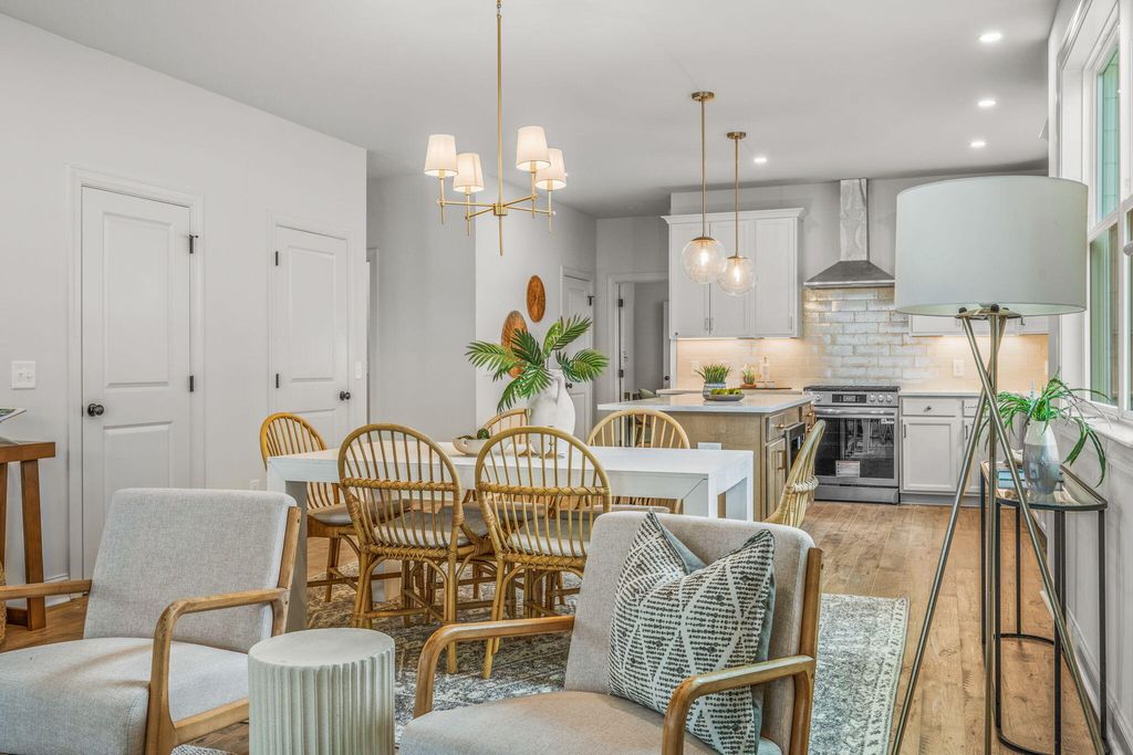 Image 9 of property listing at 785 Blueway Avenue, Summerville, SC 29486