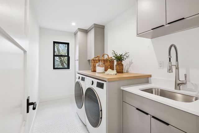 834 Cree Drive, Chanhassen, MN 55317