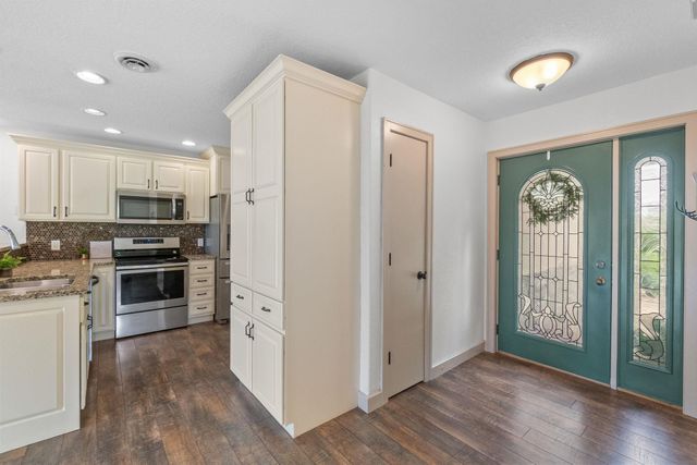 5136 Sweet Water Circle, Waterloo, IA 50701