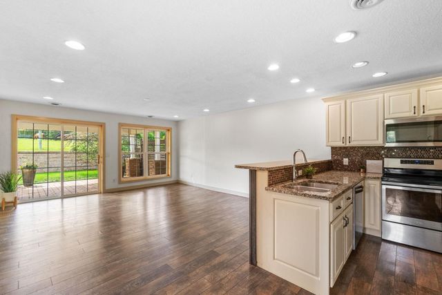 5136 Sweet Water Circle, Waterloo, IA 50701