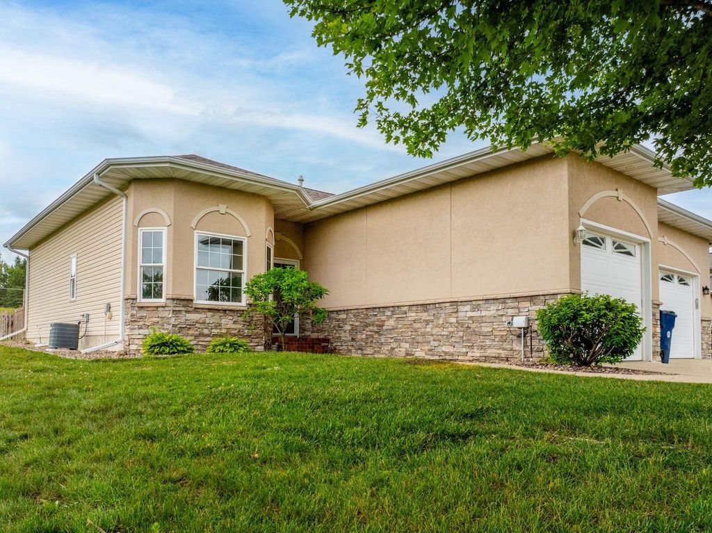5136 Sweet Water Circle, Waterloo, IA 50701