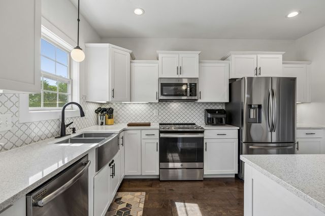 1035 Barnhill Rd, Clarksville, TN 37043