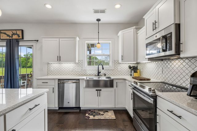 1035 Barnhill Rd, Clarksville, TN 37043