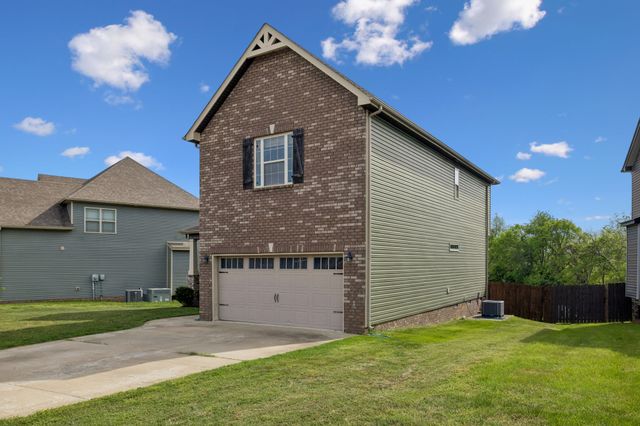 1035 Barnhill Rd, Clarksville, TN 37043