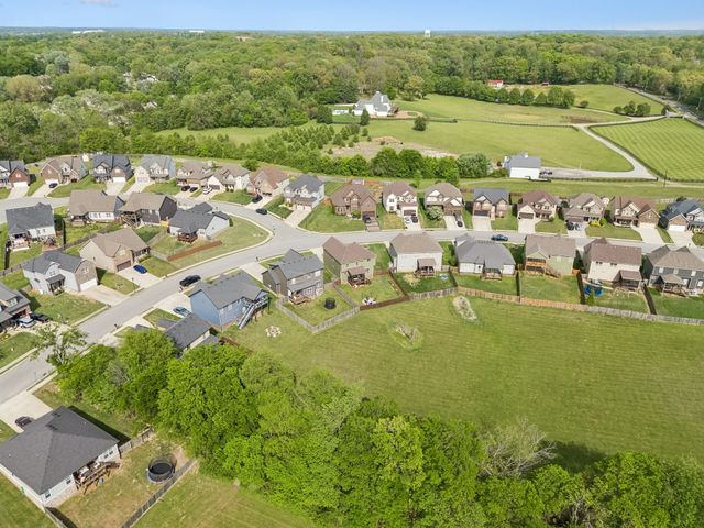 1035 Barnhill Rd, Clarksville, TN 37043