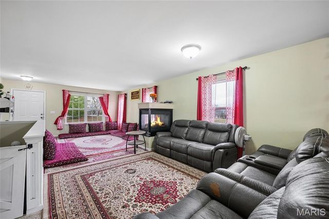 1604 Ville Gloria Lane, Hazelwood, MO 63042