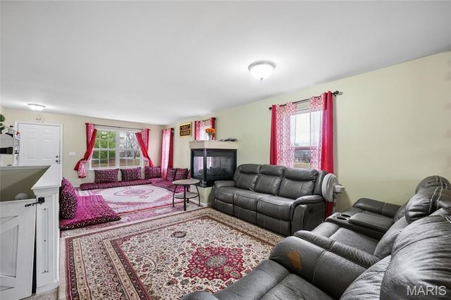 1604 Ville Gloria Lane, Hazelwood, MO 63042