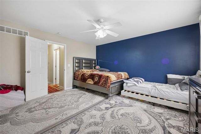 1604 Ville Gloria Lane, Hazelwood, MO 63042