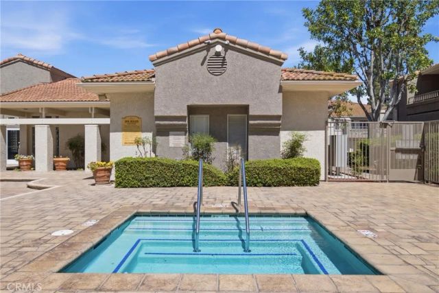 1001 La Terraza 203, Corona, CA 92879