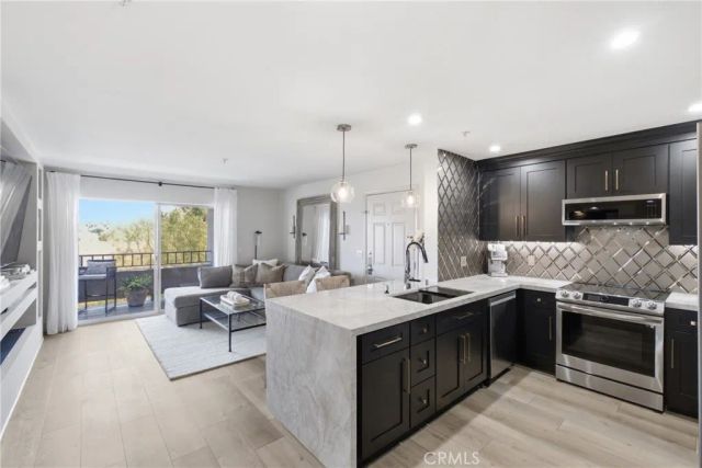 1001 La Terraza 203, Corona, CA 92879
