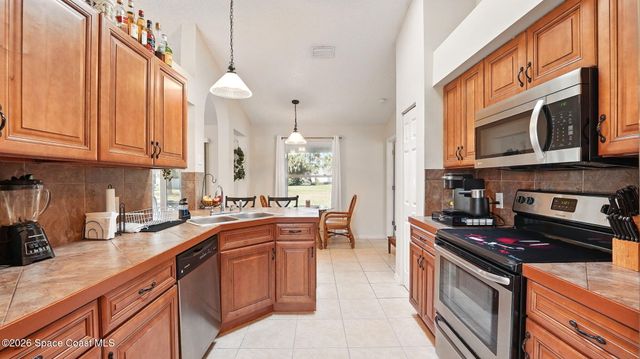 196 Delia Avenue NW, Palm Bay, FL 32907