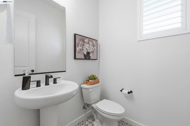 1550 Plumas Dr, Lathrop, CA 95330