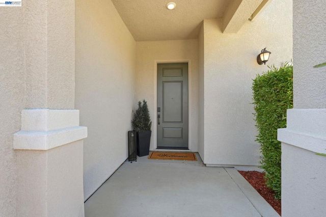 1550 Plumas Dr, Lathrop, CA 95330