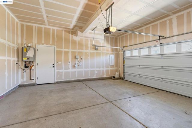 1550 Plumas Dr, Lathrop, CA 95330