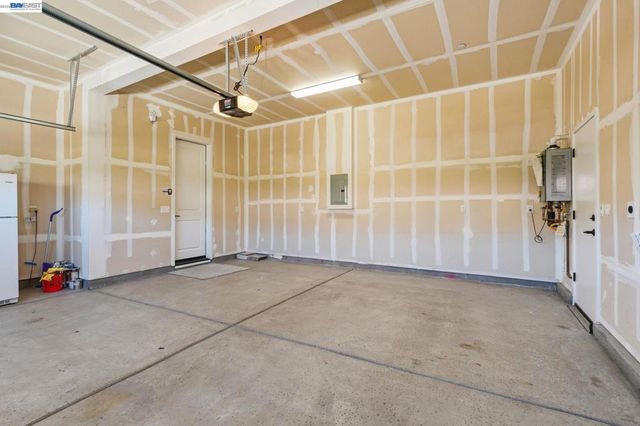 1550 Plumas Dr, Lathrop, CA 95330