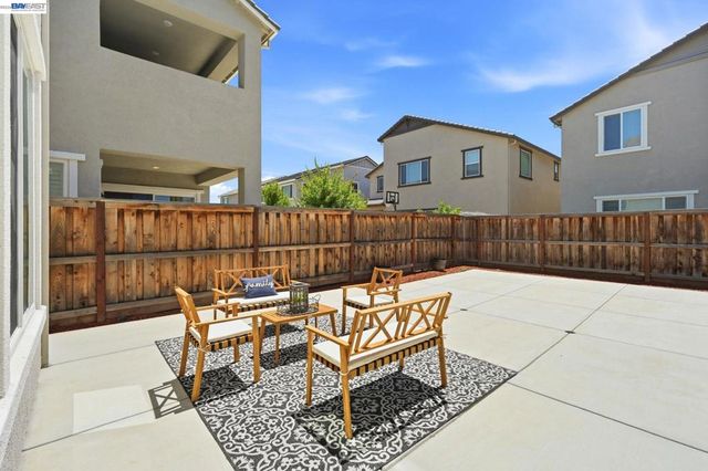 1550 Plumas Dr, Lathrop, CA 95330