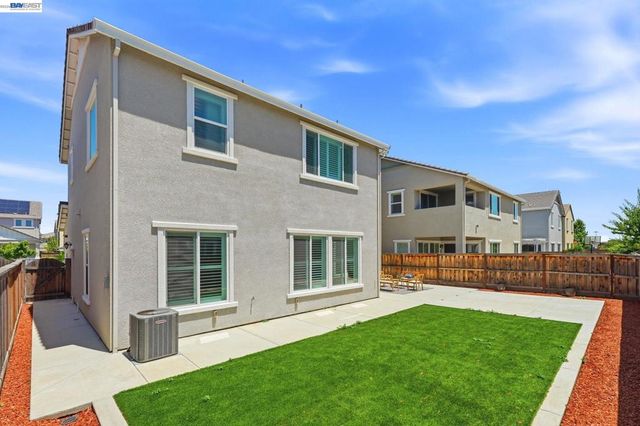 1550 Plumas Dr, Lathrop, CA 95330
