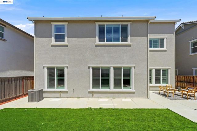 1550 Plumas Dr, Lathrop, CA 95330