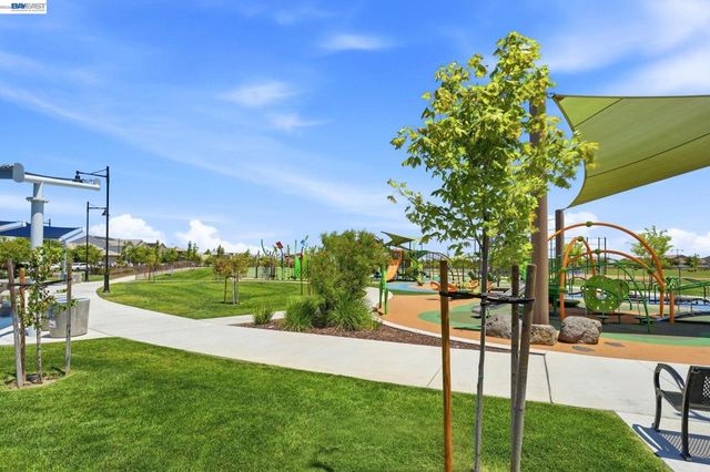 1550 Plumas Dr, Lathrop, CA 95330