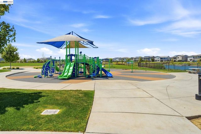 1550 Plumas Dr, Lathrop, CA 95330