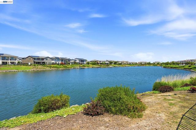 1550 Plumas Dr, Lathrop, CA 95330
