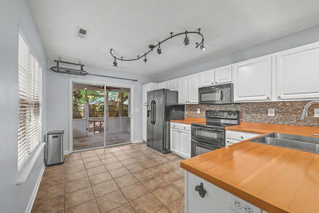 1612 Poinsettia Road, Charleston, SC 29407