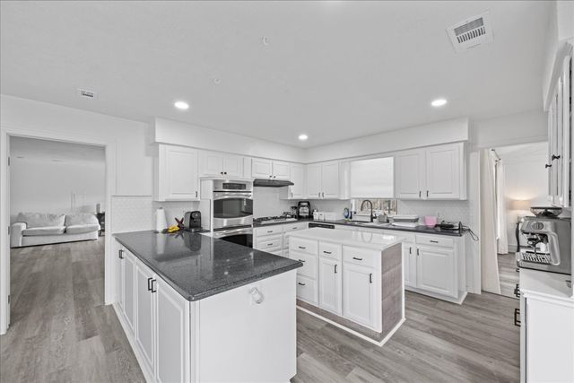 3925 Greenhills Court W, Irving, TX 75038