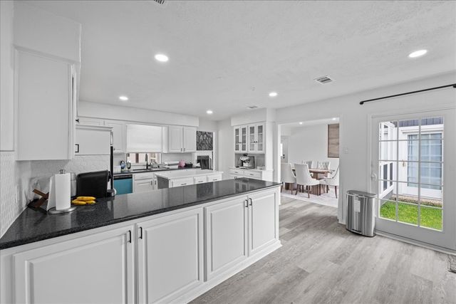 3925 Greenhills Court W, Irving, TX 75038