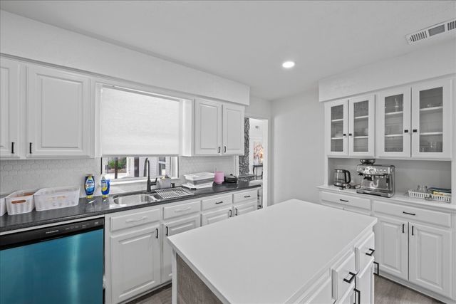 3925 Greenhills Court W, Irving, TX 75038