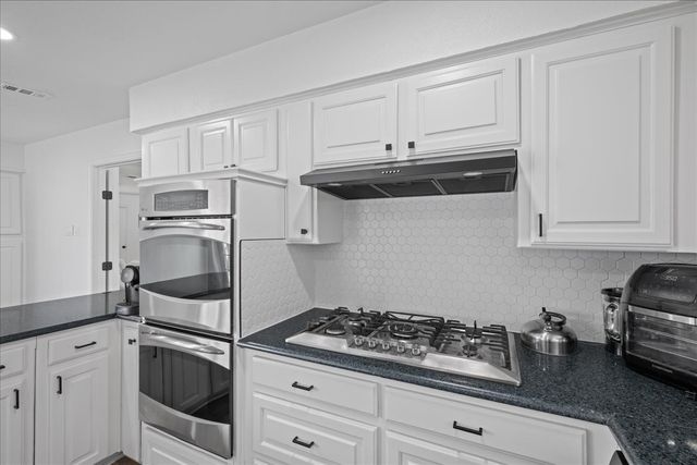 3925 Greenhills Court W, Irving, TX 75038