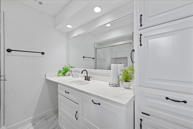 3925 Greenhills Court W, Irving, TX 75038