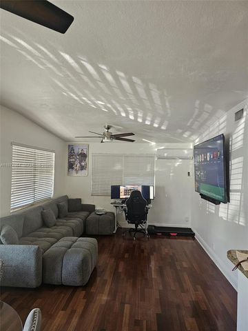 183 E 44th St, Hialeah, FL 33013