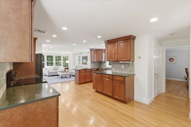 42 Birchtree Dr, Westwood, MA 02090