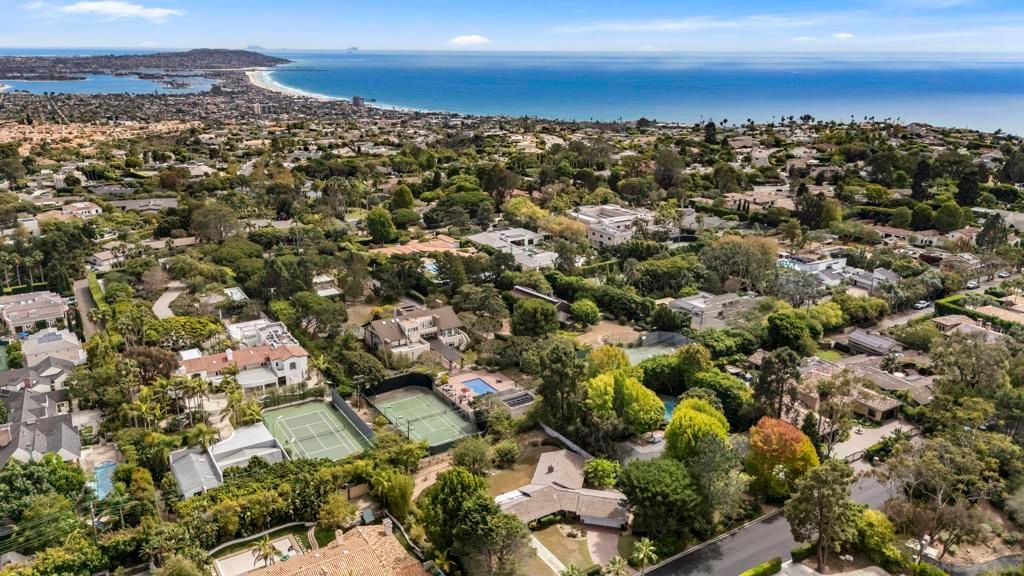 Image 9 of property listing at 1865 El Camino Del Teatro, La Jolla, CA 92037