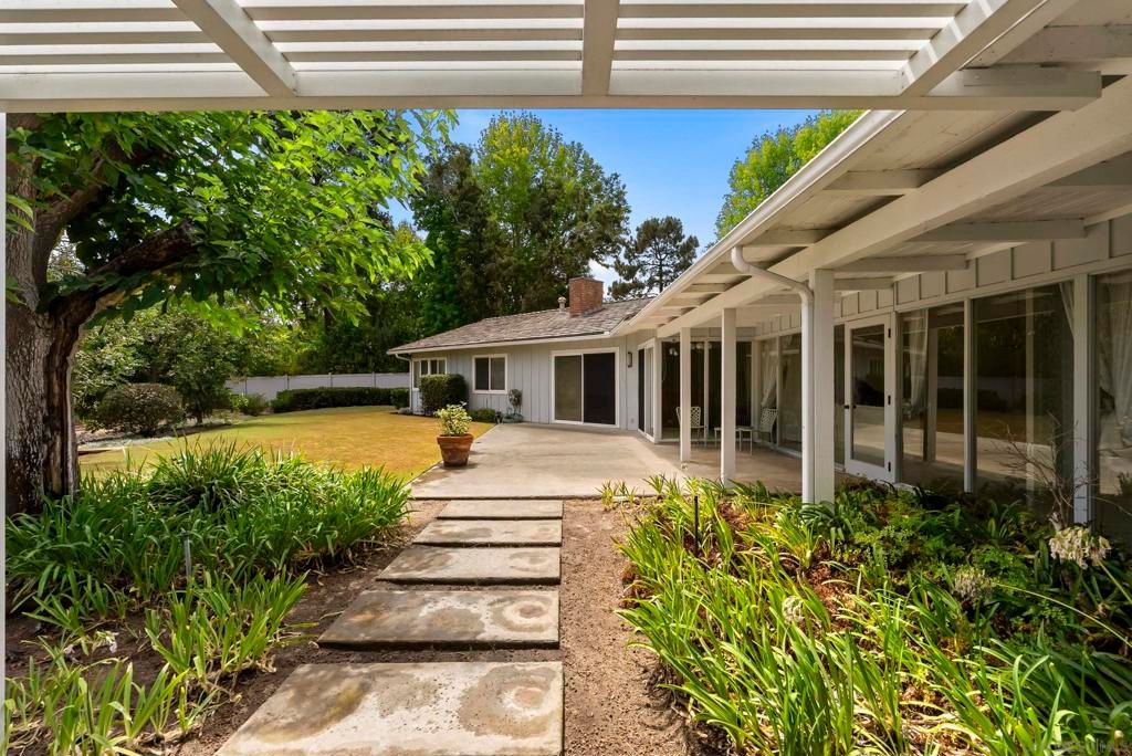 Image 3 of property listing at 1865 El Camino Del Teatro, La Jolla, CA 92037