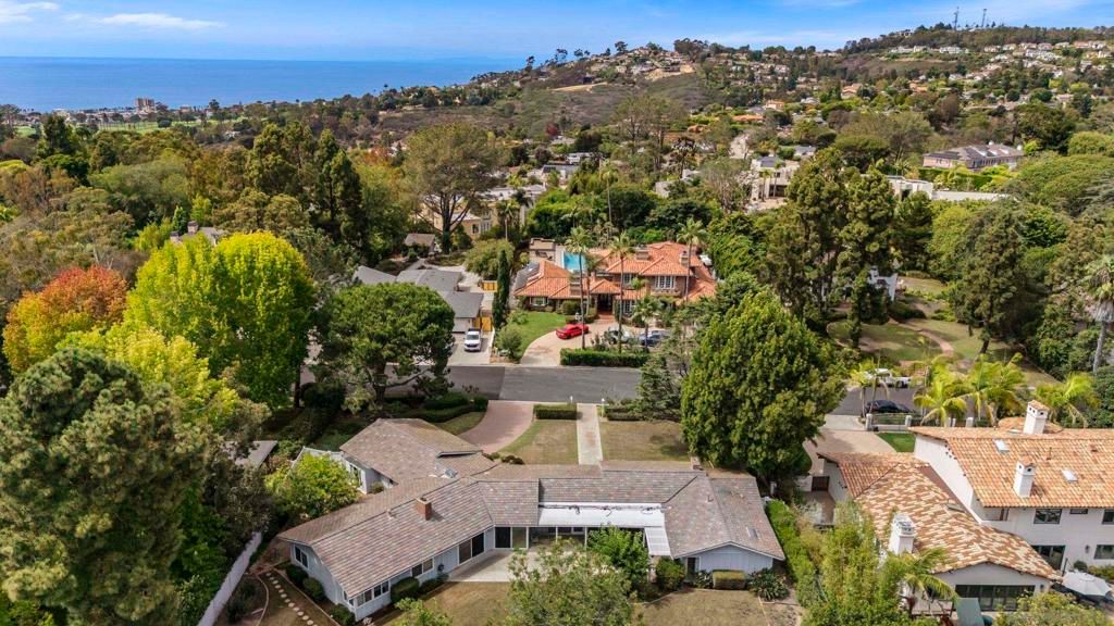 Image 7 of property listing at 1865 El Camino Del Teatro, La Jolla, CA 92037