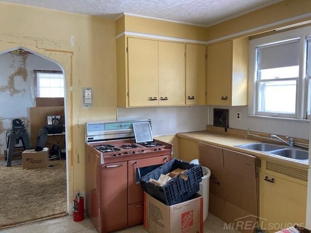 8442 Central Street, Center Line, MI 48015