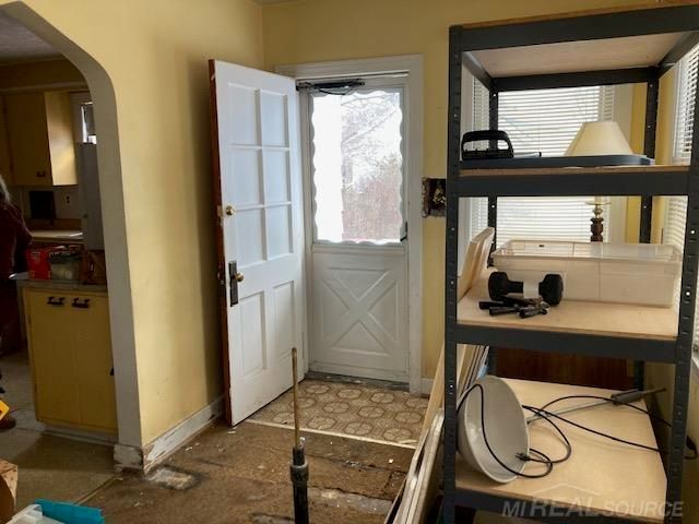 8442 Central Street, Center Line, MI 48015