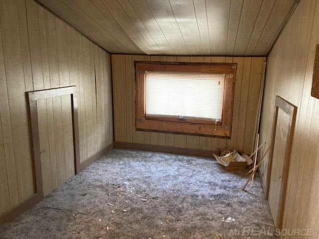 8442 Central Street, Center Line, MI 48015