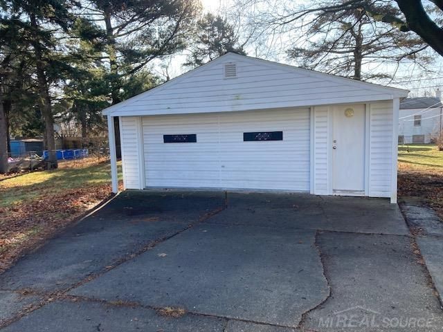 8442 Central Street, Center Line, MI 48015