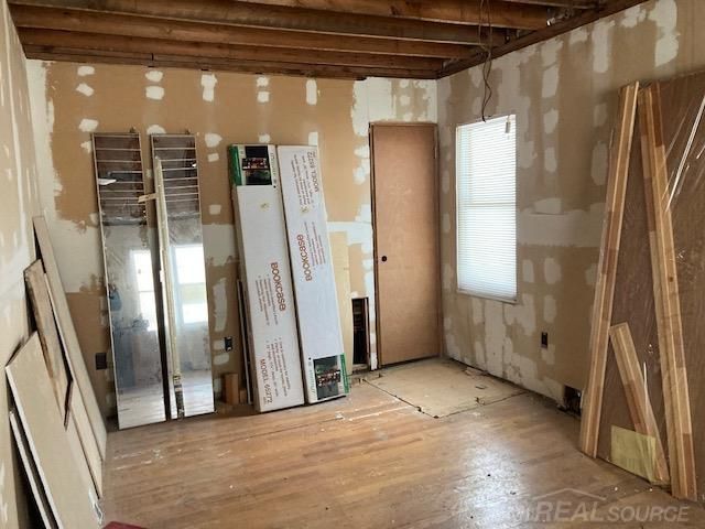 8442 Central Street, Center Line, MI 48015