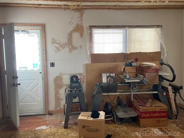 8442 Central Street, Center Line, MI 48015