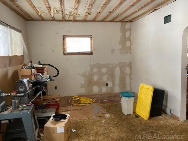 8442 Central Street, Center Line, MI 48015