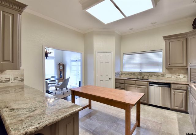 1406 Kingspark Dr, Tyler, TX 75703
