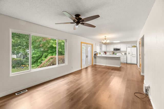 1361 S 50th Place, West Des Moines, IA 50265