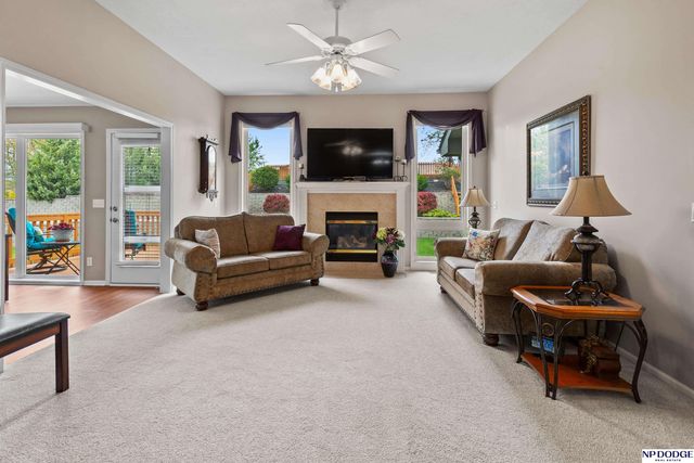 5124 Lakecrest Drive, Papillion, NE 68133