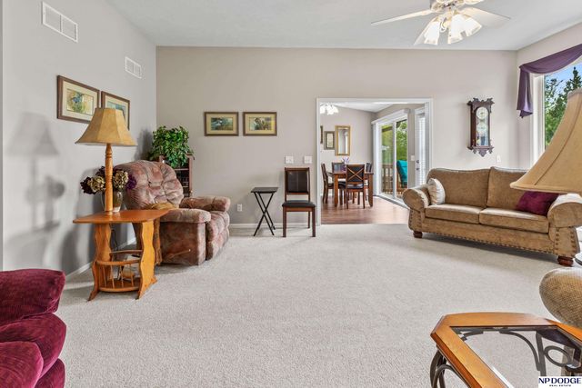 5124 Lakecrest Drive, Papillion, NE 68133