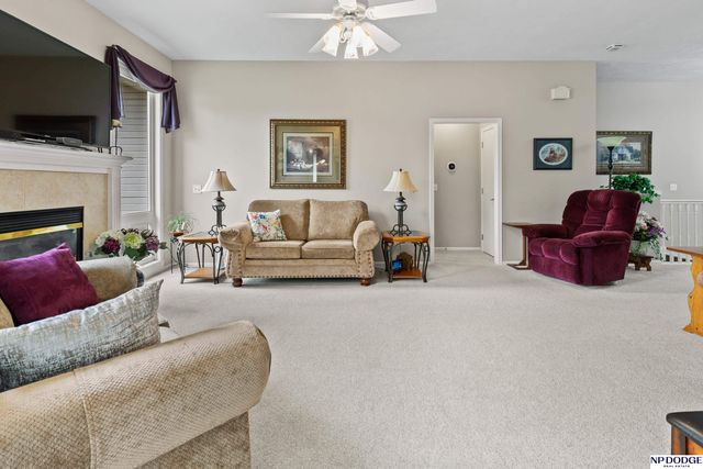 5124 Lakecrest Drive, Papillion, NE 68133
