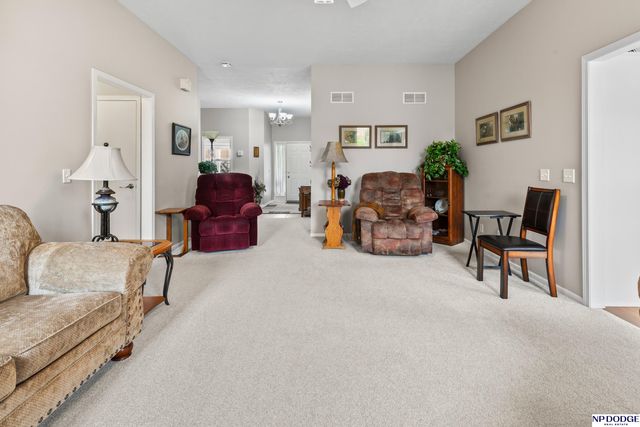 5124 Lakecrest Drive, Papillion, NE 68133