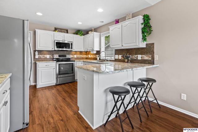 5124 Lakecrest Drive, Papillion, NE 68133
